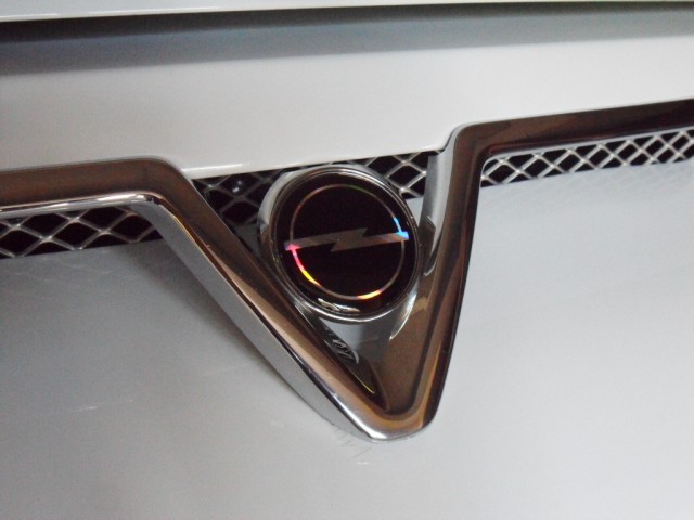 V-Grille Opel Badge.JPG